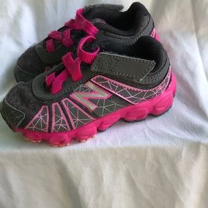 New Balance Girls sz6 Black and Pink Sneakers